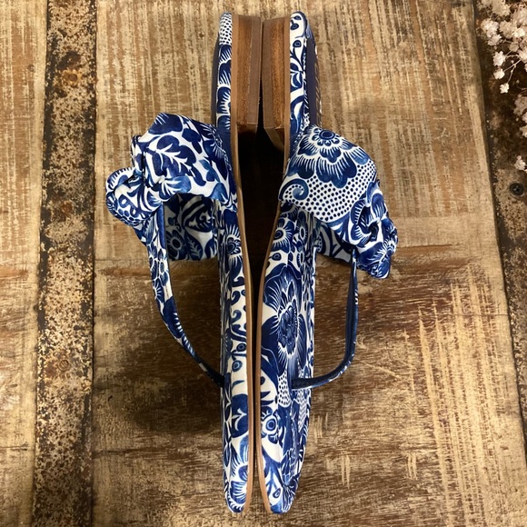Chico's Blue Floral Thong Sandals Classic Navy/White Natalia Printed 8 NWOB - Picture 7 of 14